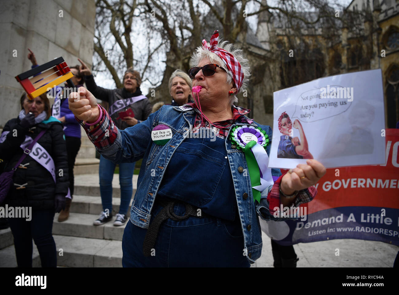 Un WASPI (Donne contro la pensione statale di disuguaglianza) sostenitore in Westminster, Londra. Foto Stock