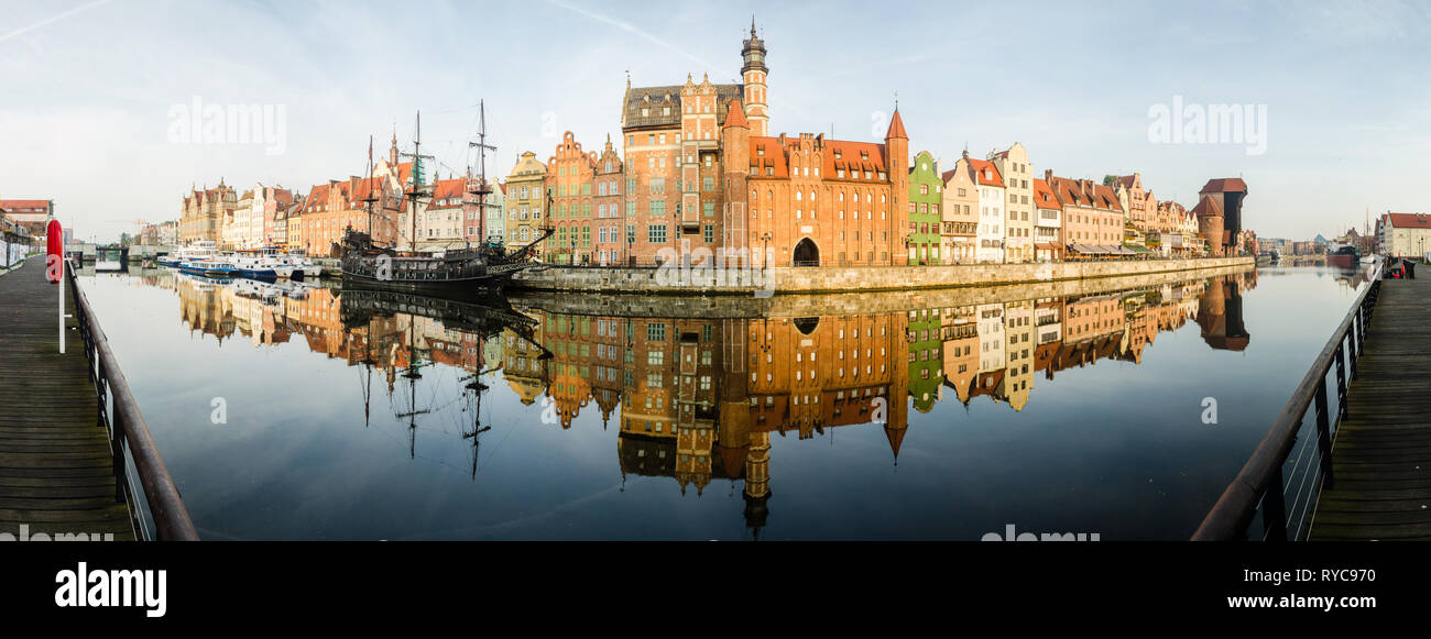 Panorama di Długie Pobrzeże con perla nera nave (Czarna Perła Statek), St. Mary's Gate (Brama Mariacka) e la gru (Żuraw), Gdansk, Polonia Foto Stock