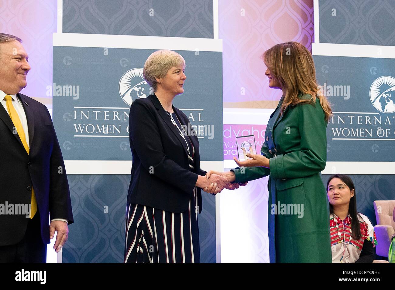 U.S prima signora Melania Trump, destro e del Segretario di Stato Mike Pompeo, sinistra, presente suor Orla Treacy dell'Irlanda con il 2019 International donne di coraggio awards presso il Dipartimento di Stato il 7 marzo 2019 a Washington, DC. Foto Stock