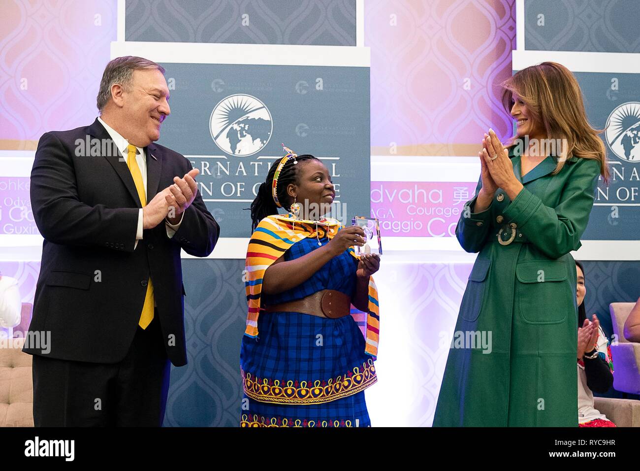 U.S prima signora Melania Trump, destro e del Segretario di Stato Mike Pompeo, sinistra, presente Anna Aloys Henga della Tanzania con il 2019 International donne di coraggio awards presso il Dipartimento di Stato il 7 marzo 2019 a Washington, DC. Foto Stock