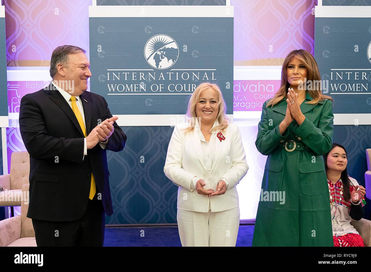 U.S prima signora Melania Trump, destro e del Segretario di Stato Mike Pompeo, sinistra, presente Olivera Lakic del Montenegro con la 2019 International donne di coraggio awards presso il Dipartimento di Stato il 7 marzo 2019 a Washington, DC. Foto Stock