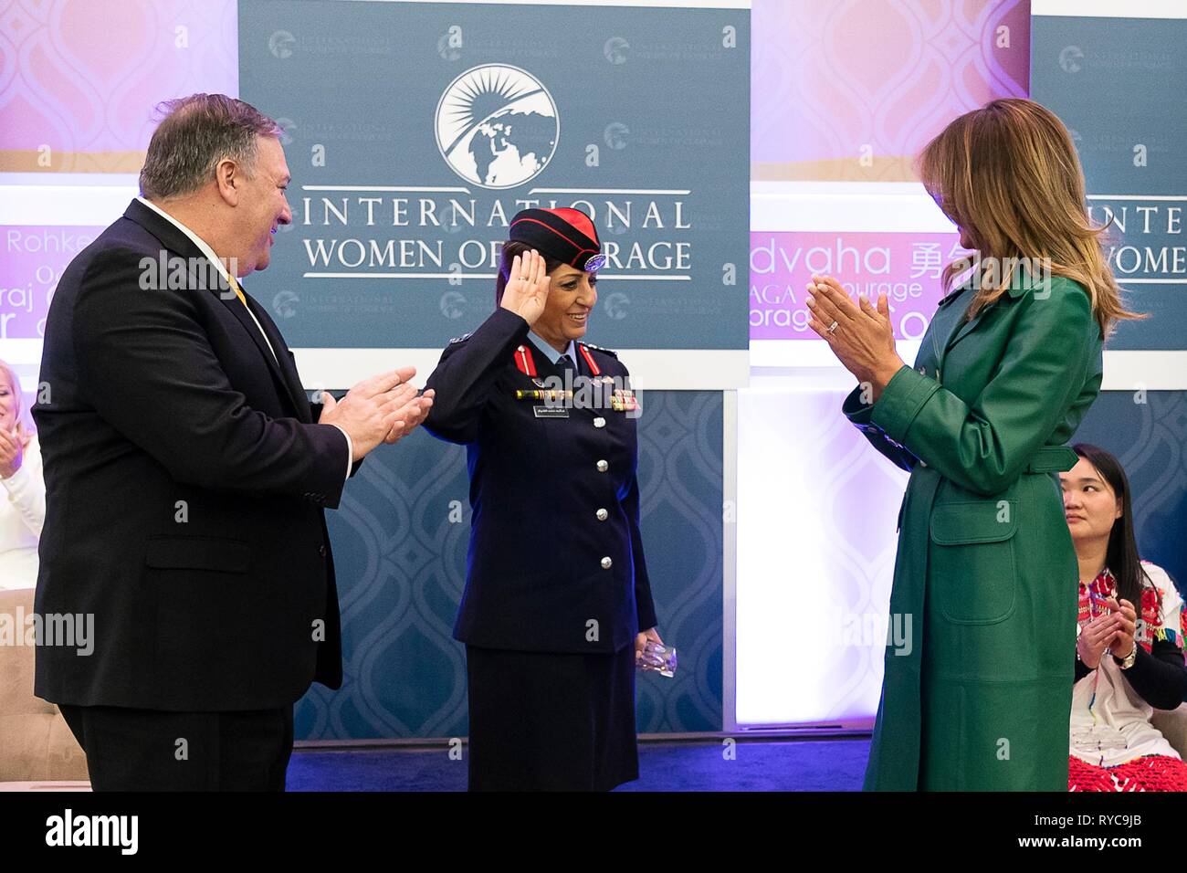 U.S prima signora Melania Trump, destro e del Segretario di Stato Mike Pompeo, sinistra, presente il colonnello Khalida Khalaf Hanna al-Twal di Giordania con la 2019 International donne di coraggio awards presso il Dipartimento di Stato il 7 marzo 2019 a Washington, DC. Foto Stock
