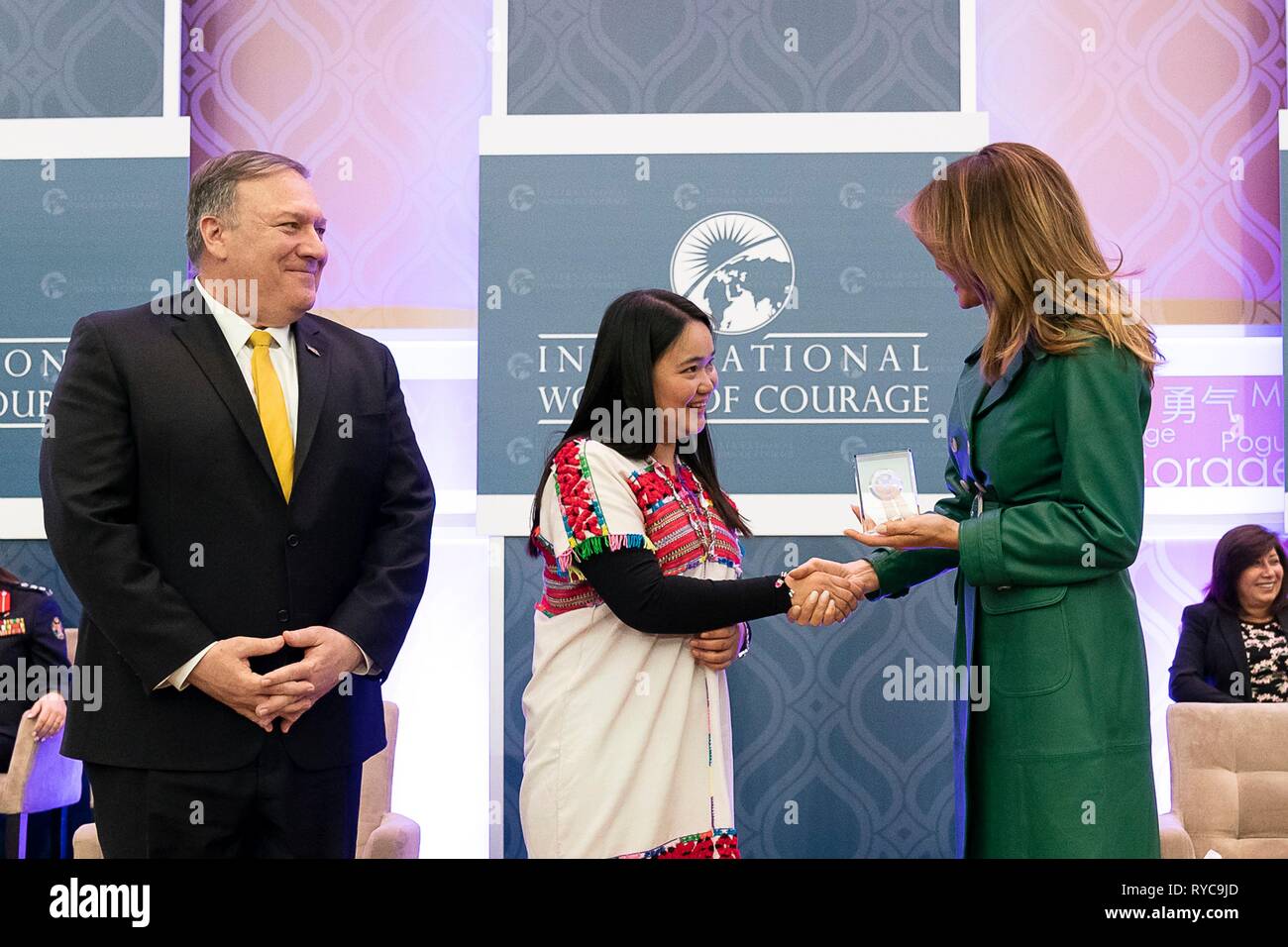 U.S prima signora Melania Trump, destro e del Segretario di Stato Mike Pompeo, sinistra, presente Naw K'nyaw Paw della Birmania con il 2019 International donne di coraggio awards presso il Dipartimento di Stato il 7 marzo 2019 a Washington, DC. Foto Stock