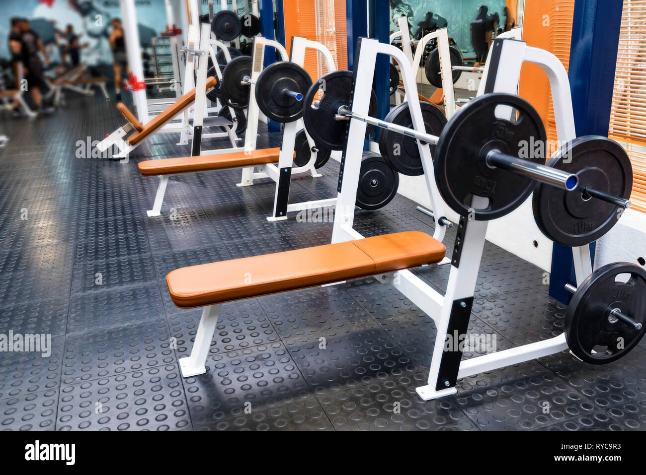 Svuotare la pressa da banco macchina ginnica nella moderna palestra Foto Stock