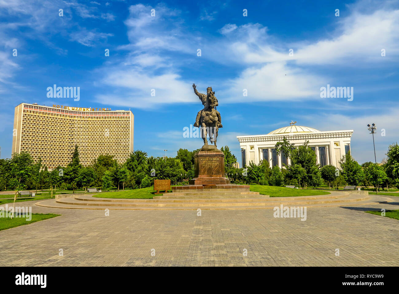 Tashkent Amir Timur Square statua Vista frontale a parco pubblico Foto Stock