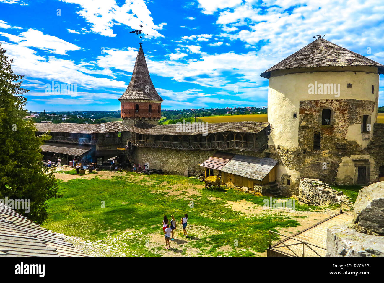 Kamianets Podilskyi antica fortezza sul cortile del castello con torri di avvistamento e sfondo con cielo nuvoloso Foto Stock