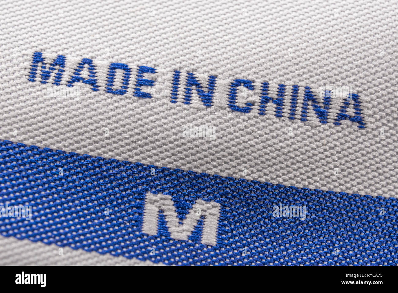 Etichetta di abbigliamento Made in China cucita in indumento. Per le importazioni cinesi di esportazioni, i dazi della guerra commerciale Usa-Cina, i tessili cinesi, l’offshoring verso la Cina Foto Stock