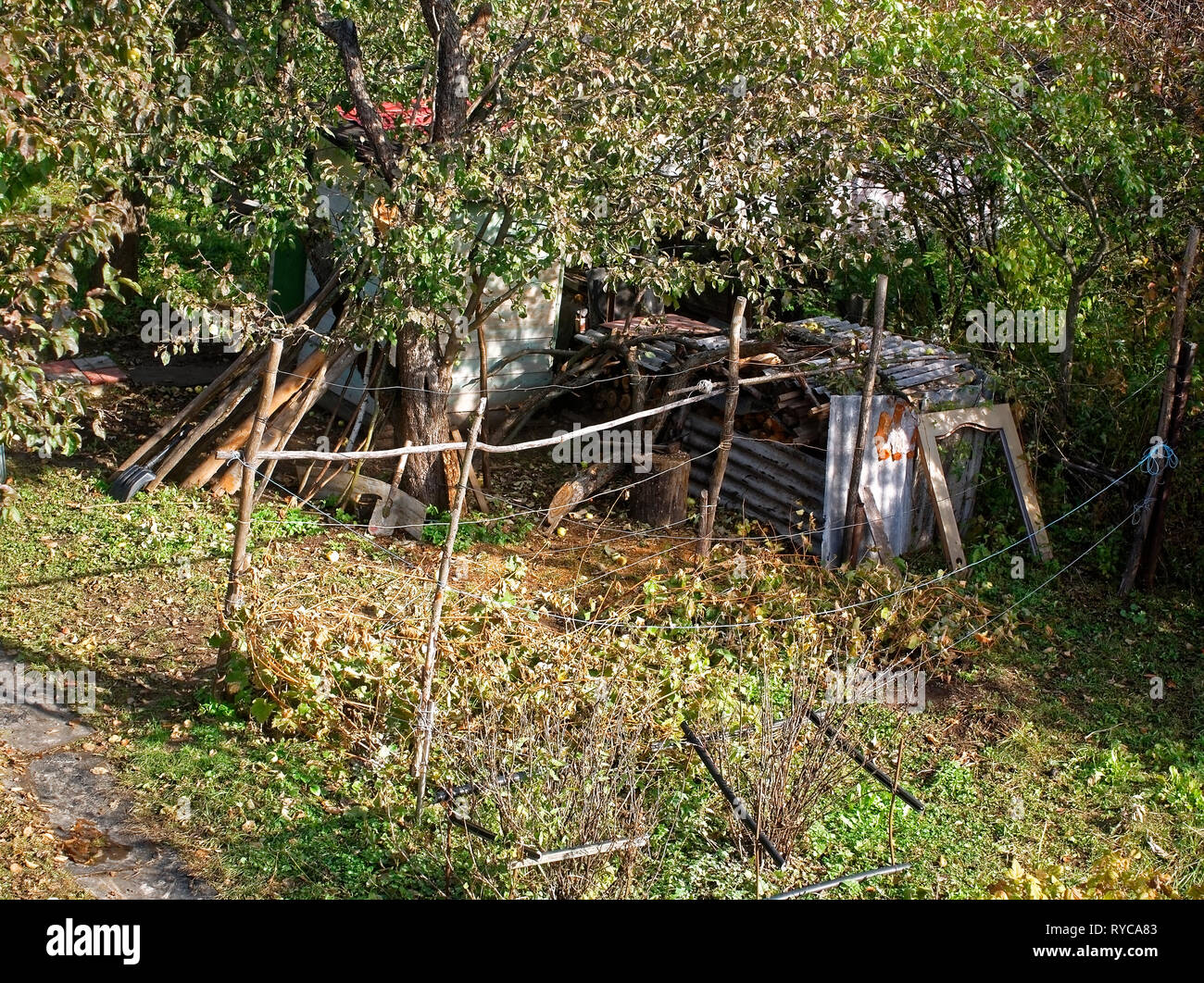 Piccolo borgo in autunno in una giornata di sole, Russia Foto Stock