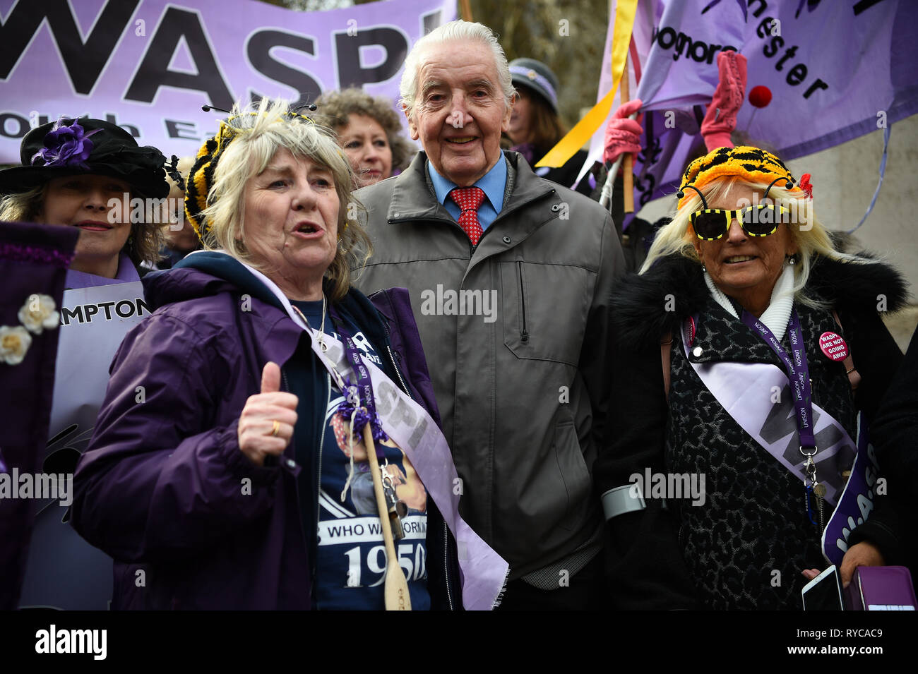 Manodopera veterano MP Dennis Skinner (al centro) con WASPI (Donne contro la pensione statale di disuguaglianza) sostenitori in Westminster, Londra. Foto Stock