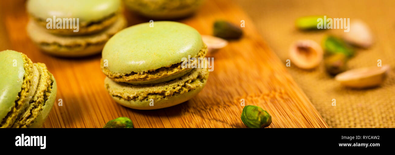 Macarons di menta di pistacchio verde sfondo. Messa a fuoco selettiva. Foto Stock