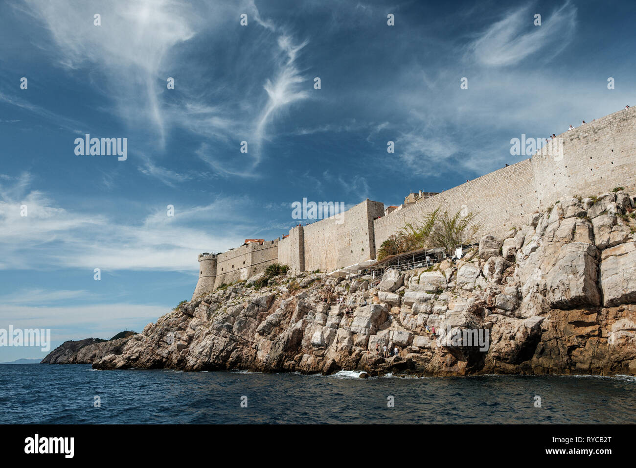 Vista dal mare di pietra fortificata mura della città vecchia in una soleggiata giornata estiva, Dubrovnik, Croazia Foto Stock