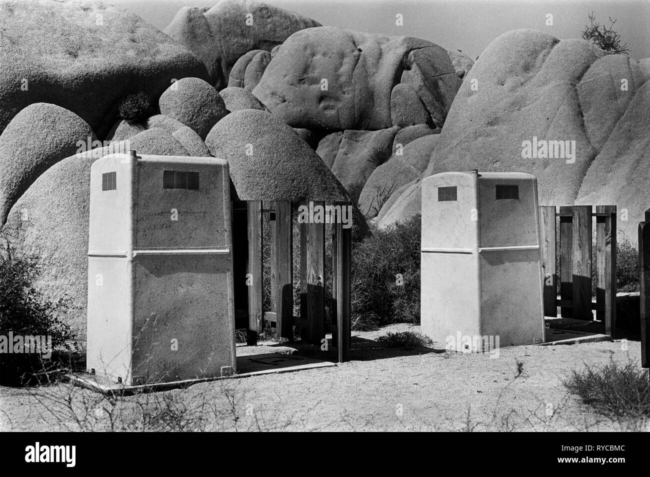 Joshua Tree National Park, due cabine con servizi igienici pubblici 1969, USA 1960s US HOMER SYKES Foto Stock