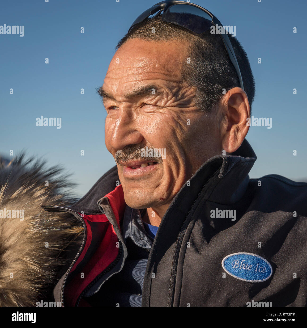 Ritratto di un uomo su una barca - Eiriksfjordur, Qaqortoq , Groenlandia meridionale Foto Stock