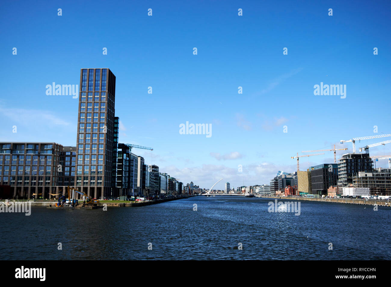 Sir John Rogersons Quay e il fiume Liffey viste di Dublino 2 south docks Dublino Repubblica di Irlanda europa Foto Stock