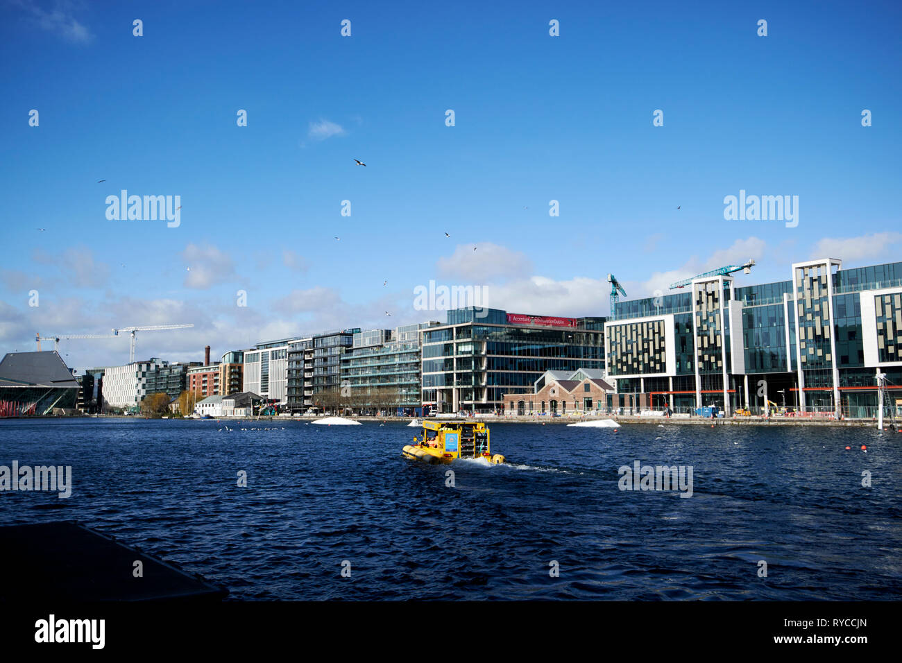 Viking Splash Tour tour guidato veicolo anfibio in grand canal dock a Dublino Repubblica di Irlanda Europa Foto Stock