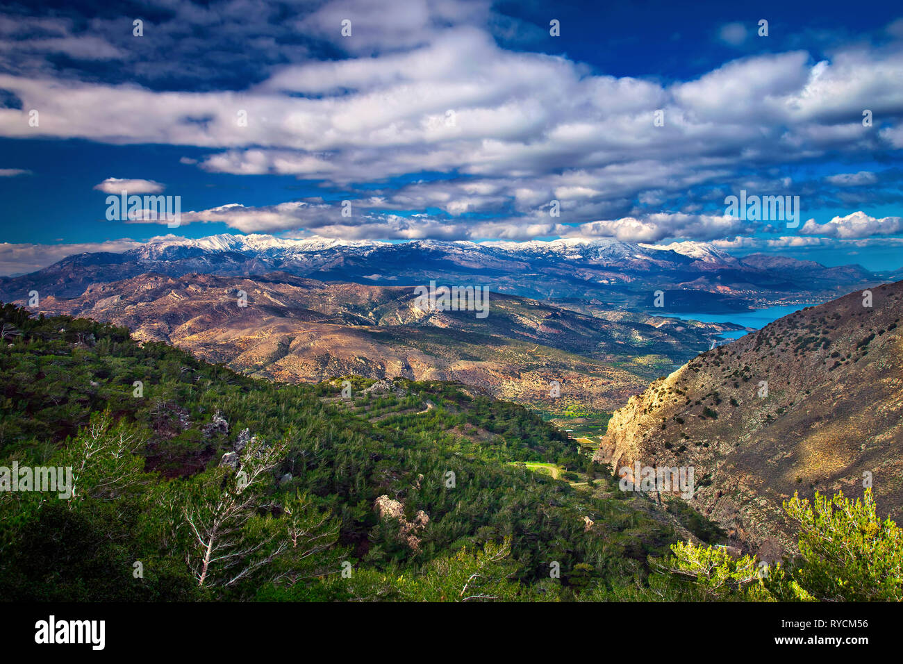 La vista mentre si guida fino alla montagna Thrypti, Ierapetra comune, Lassithi, Creta, Grecia. In background, Dikti montagna. Foto Stock