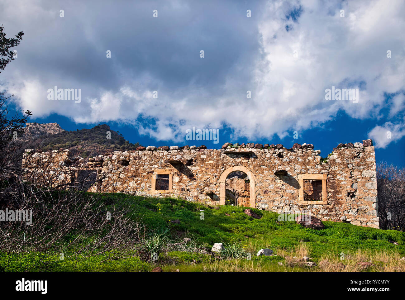Bella casa abbandonata a Mythoi (o 'Mythi') village, comune di Ierapetra, Lassithi, sud di Creta, Grecia. Foto Stock