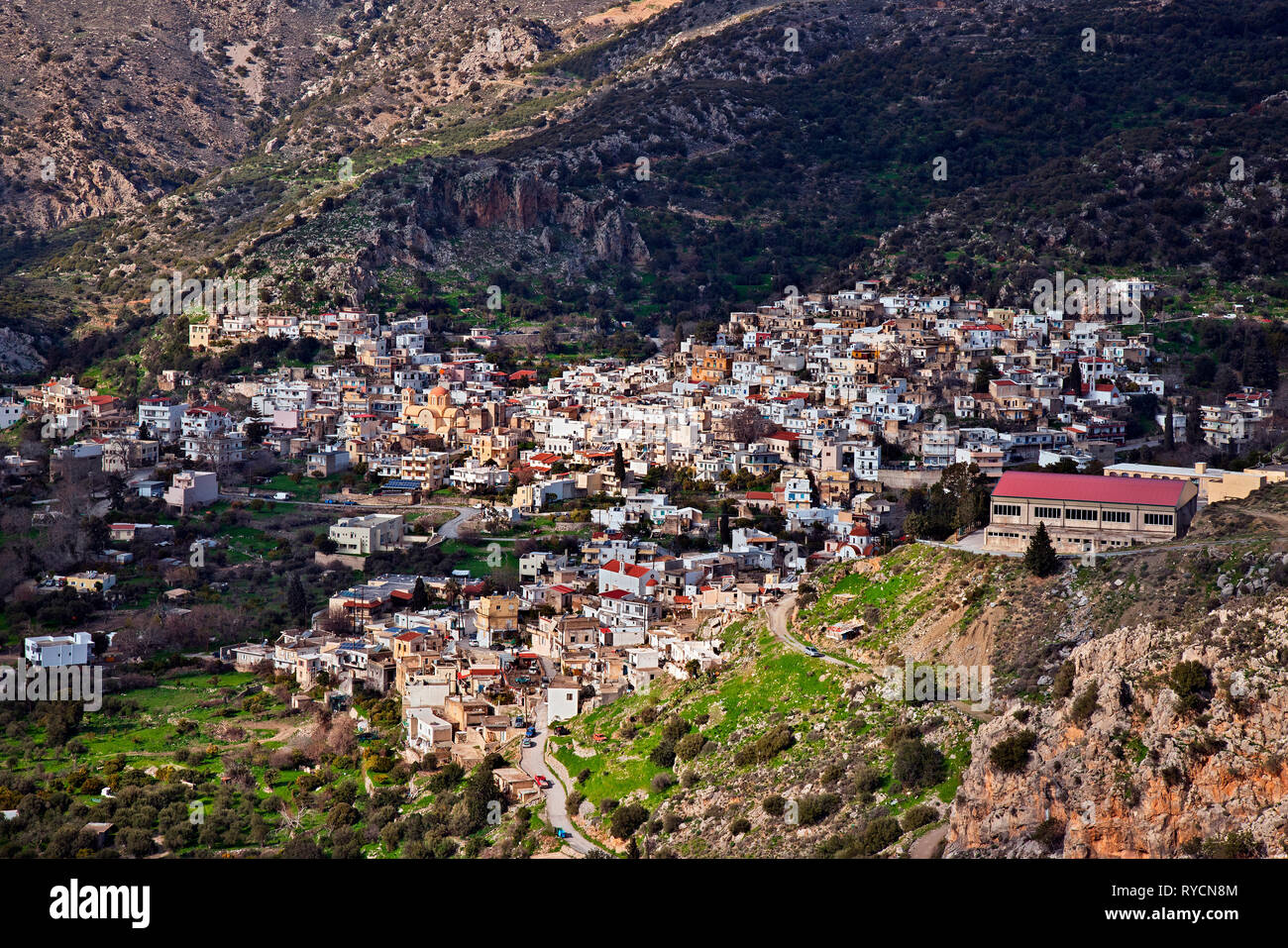 Vista panoramica di Ano Viannos village, prefettura di Heraklion, a sud di Creta, Grecia. Foto Stock