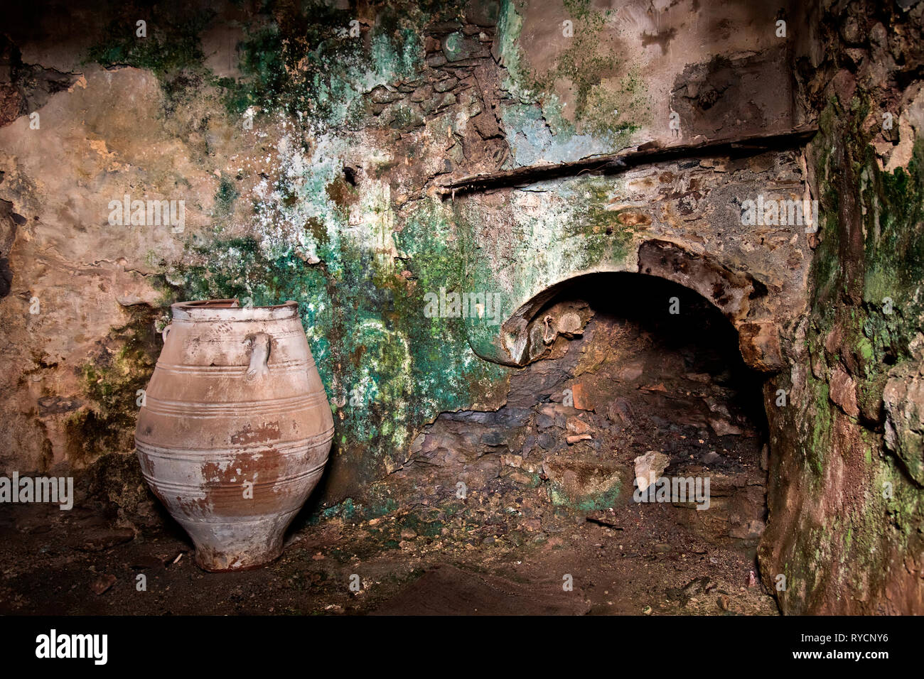 Pentola di grandi dimensioni e di un camino in una casa abbandonata in Kalami, un 'villaggio fantasma' nella contea di Viannos, Creta, Grecia. Foto Stock