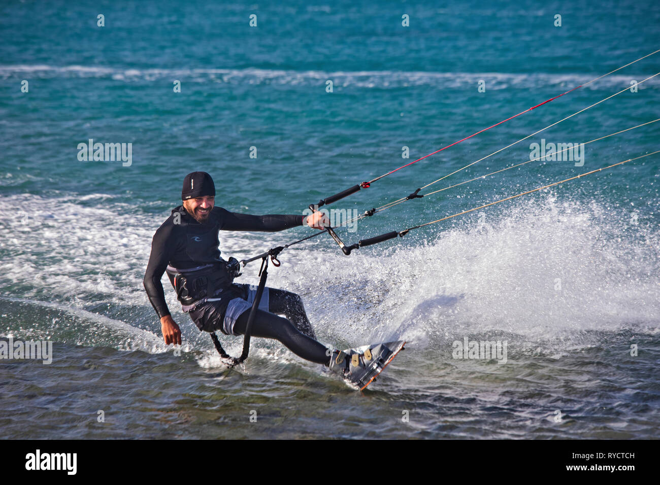 Kitesurfer presso la baia di Mirabello, città di Elounda, comune di Agios Nikolaos, LASSITHI, CRETA. Foto Stock