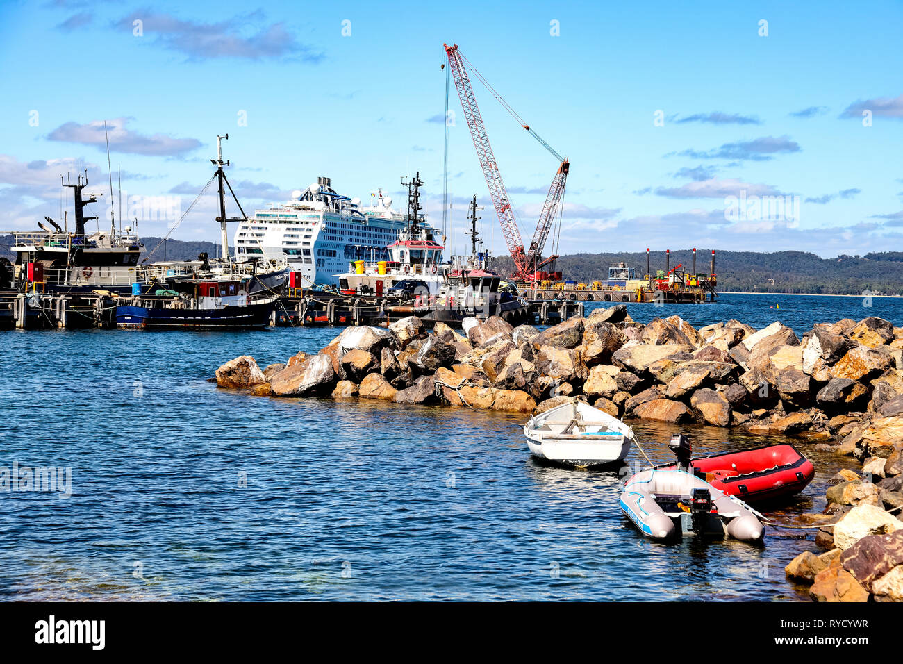 Shup crociera ancorato tra barche da pesca a Eden Harbour su due volte sulla baia del Nuovo Galles del Sud Costa meridionale Foto Stock