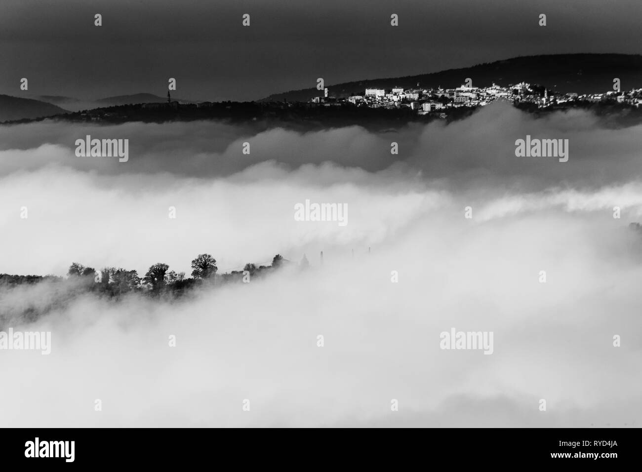 Una vista della città di Perugia (Umbria, Italia) sopra un mare di nebbia Foto Stock