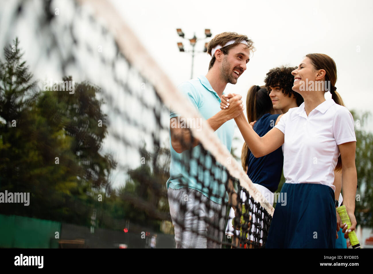 Un gruppo di giocatori di tennis dando una stretta di mano dopo una partita Foto Stock