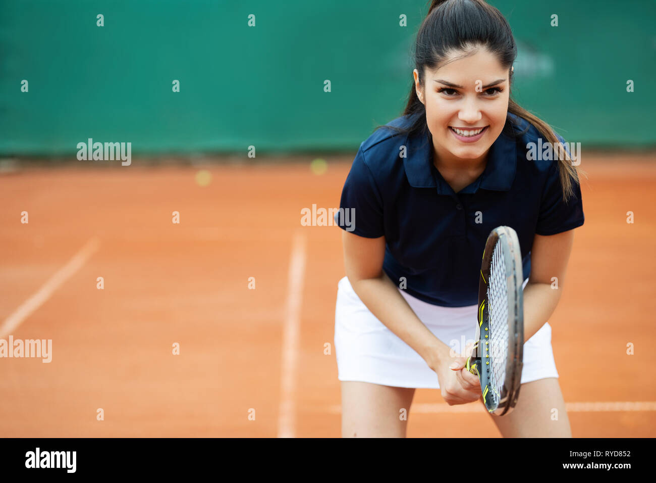 Felice montare ragazza giocando a tennis insieme. Sport concept Foto Stock