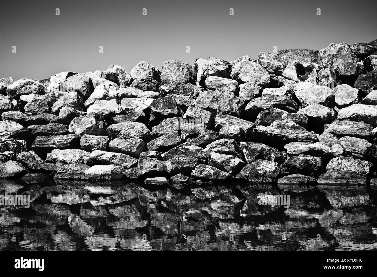 Parete di roccia la protezione dalle onde - Concetto di immagine Foto Stock