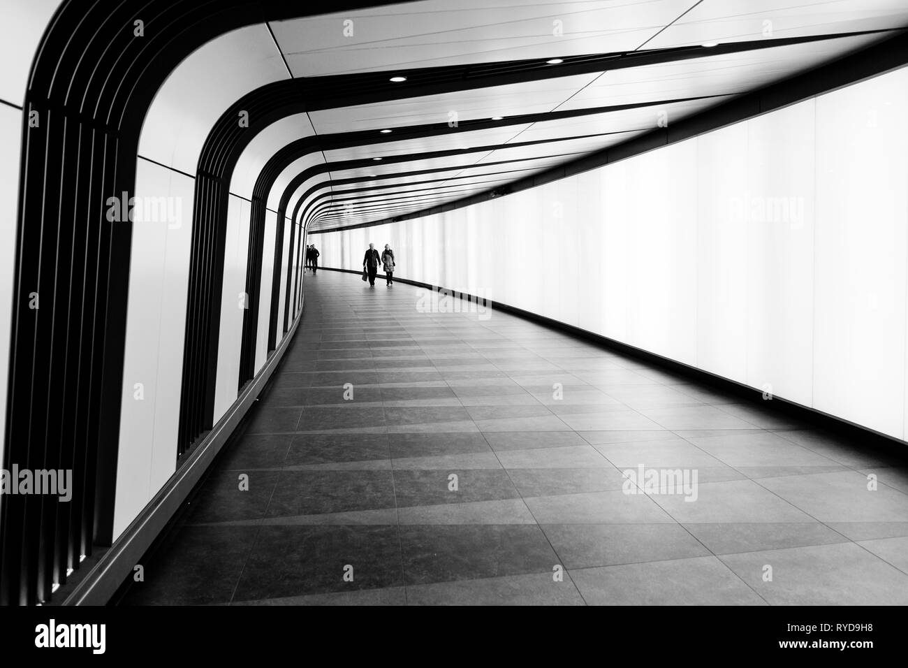 Londra in bianco e nero fotografia urbani: la King Cross tunnel pedonale, London, Regno Unito Foto Stock