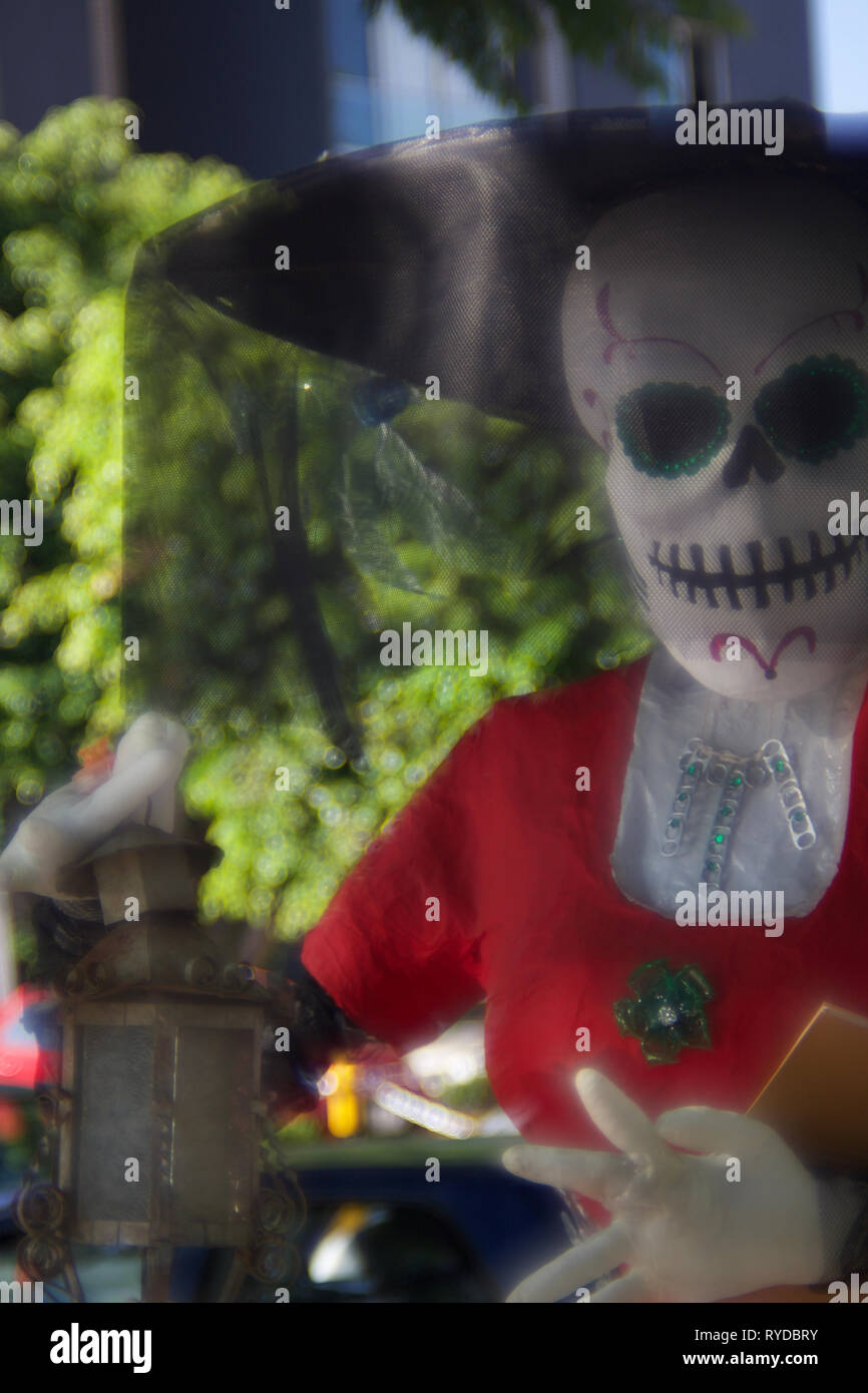 Scheletro femminile "Catrina's" materiali riciclati di cestino scultura, esposizione che celebra tradizionale morti del giorno Guadalajara, Jalisco, Messico Foto Stock