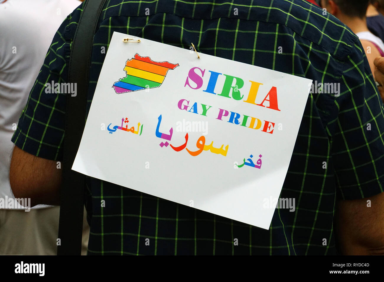 L'uomo mettere un banner sul suo retro per gay persone in Siria Foto Stock