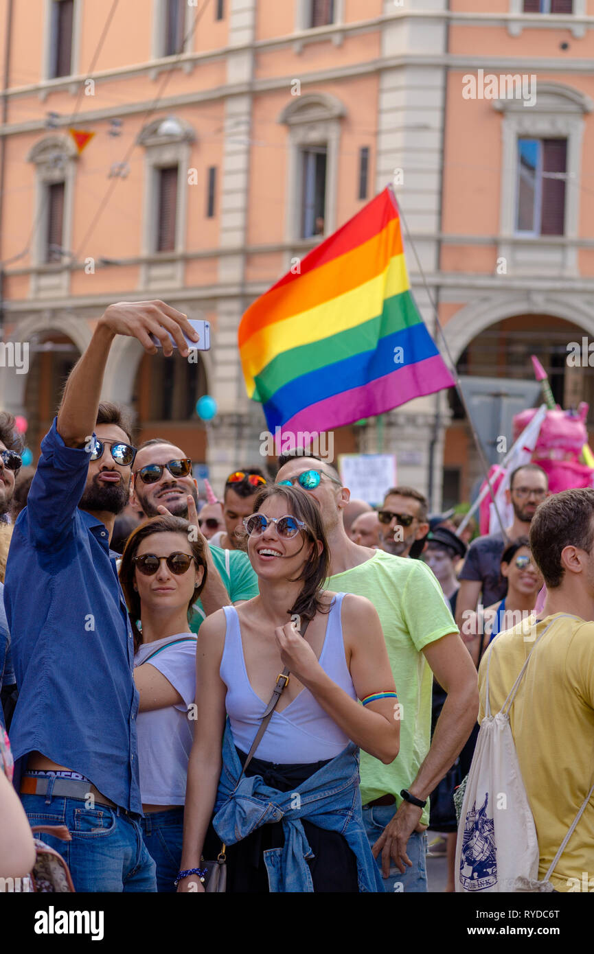 Un gruppo di giovani stanno prendendo un selfie durante il Gay Pride Foto Stock