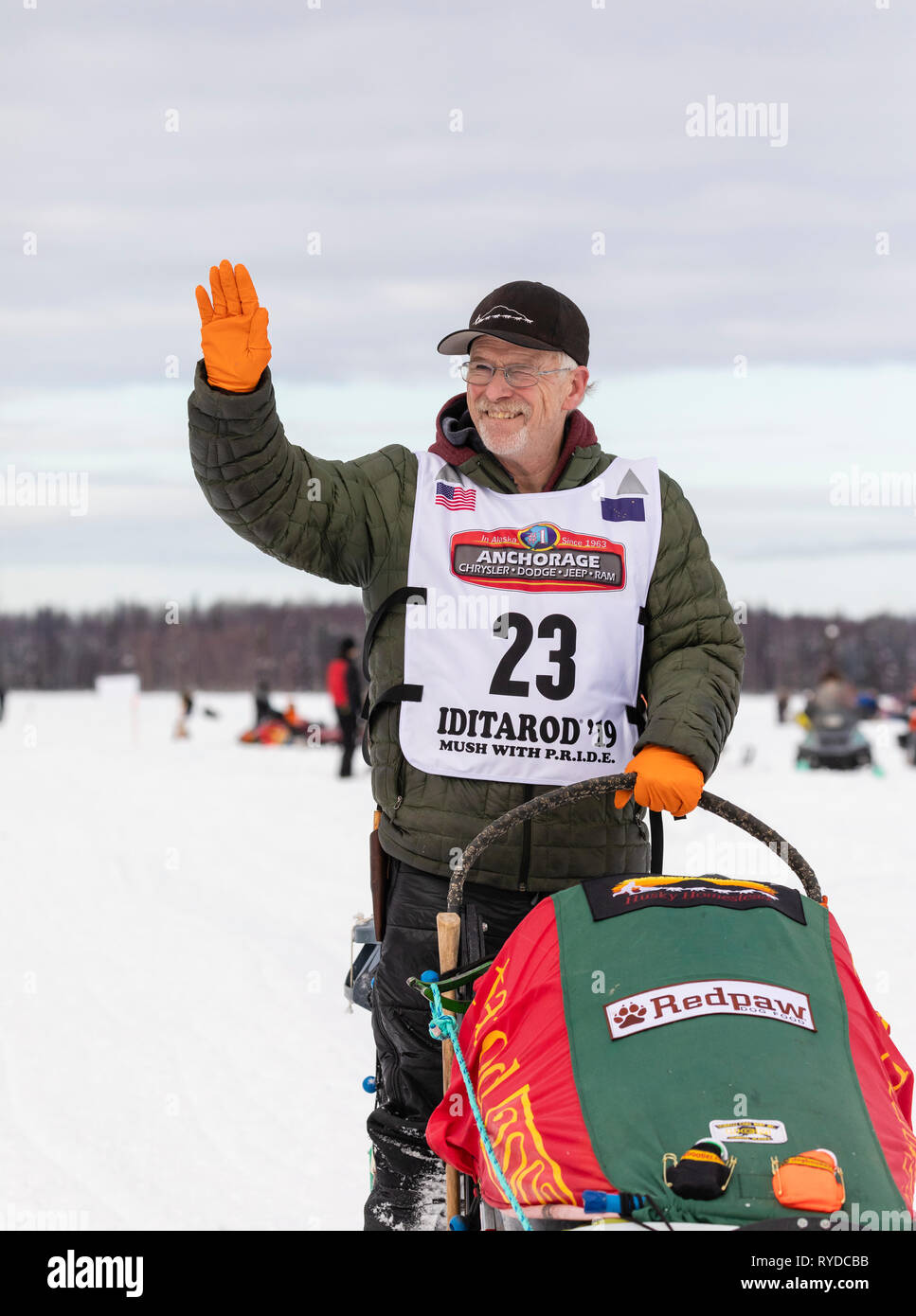 Musher Jeff King dopo il riavvio a Willow xlvii sentiero Iditarod Sled Dog Race in Alaska centromeridionale. Foto Stock