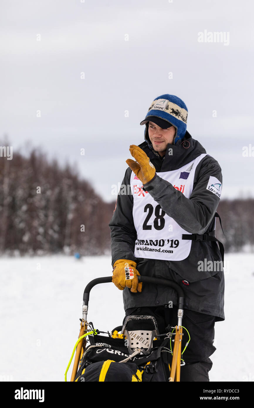 Musher Joar Leifseth Ulsom dopo il riavvio a Willow xlvii sentiero Iditarod Sled Dog Race in Alaska centromeridionale. Foto Stock