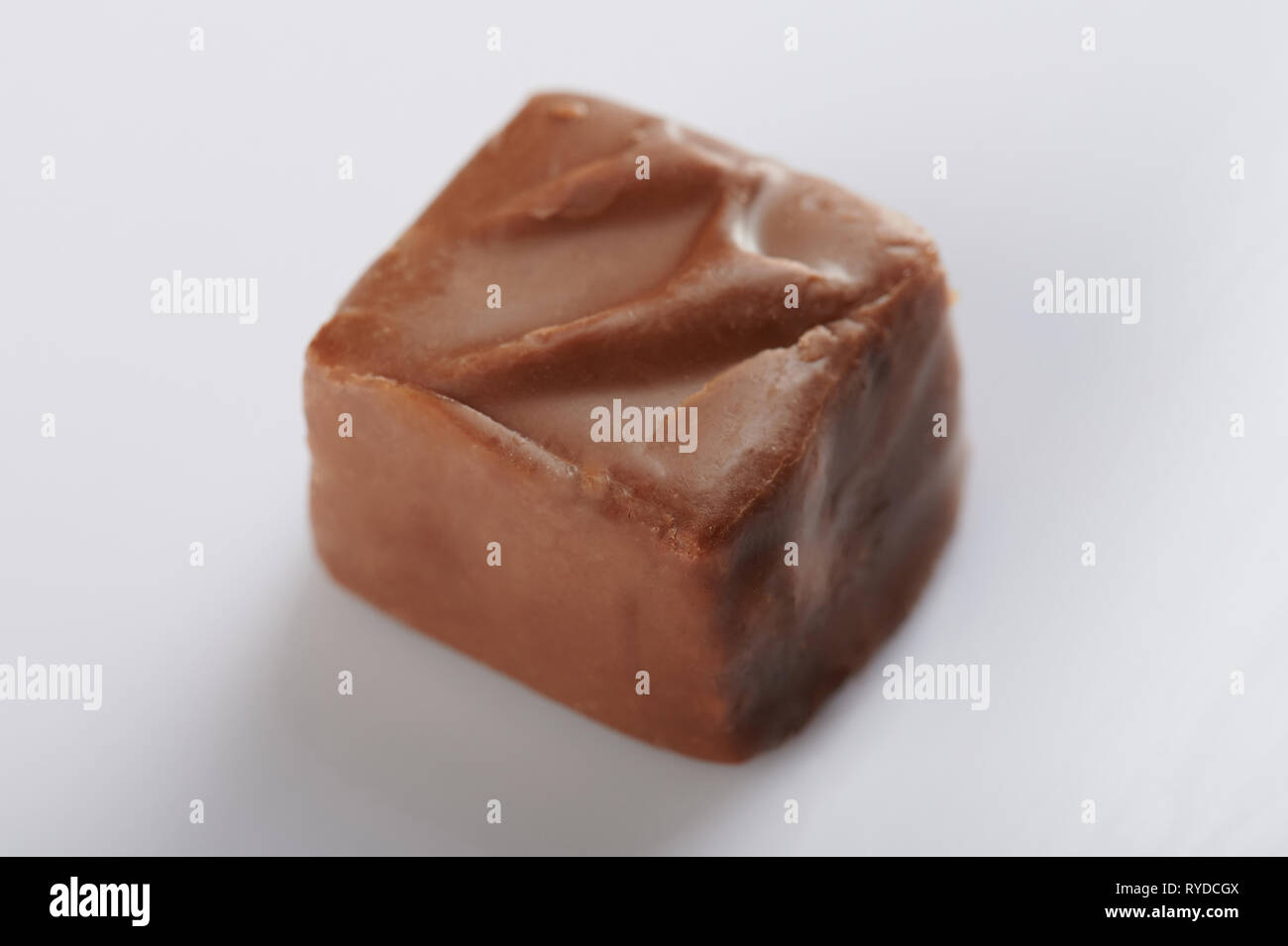 Un pezzo di dolce di cioccolato con caramello candy bar isolato Foto Stock