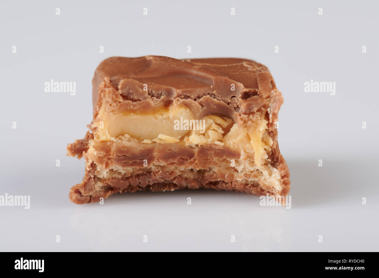 Dolce caramello candy bar bite isolati su sfondo bianco Foto Stock