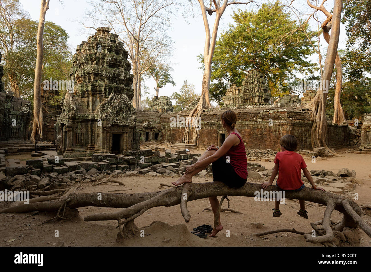 Famiglia visitando antiche Ta Prohm tempio di Angkor area archeologica in Cambogia Foto Stock
