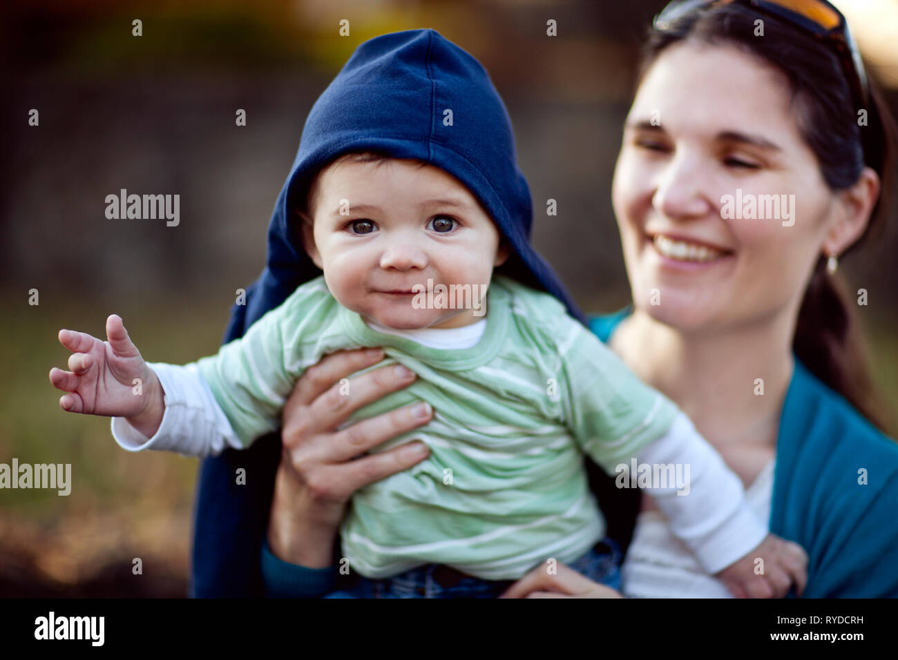 Ritratto di un simpatico baby boy tenuto da sua madre. Foto Stock