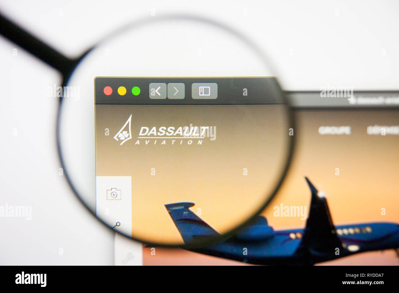 Los Angeles, California, Stati Uniti d'America - 14 Febbraio 2019: Dassault aviazione aerospace website homepage. Dassault Aviation logo visibile sullo schermo. Foto Stock