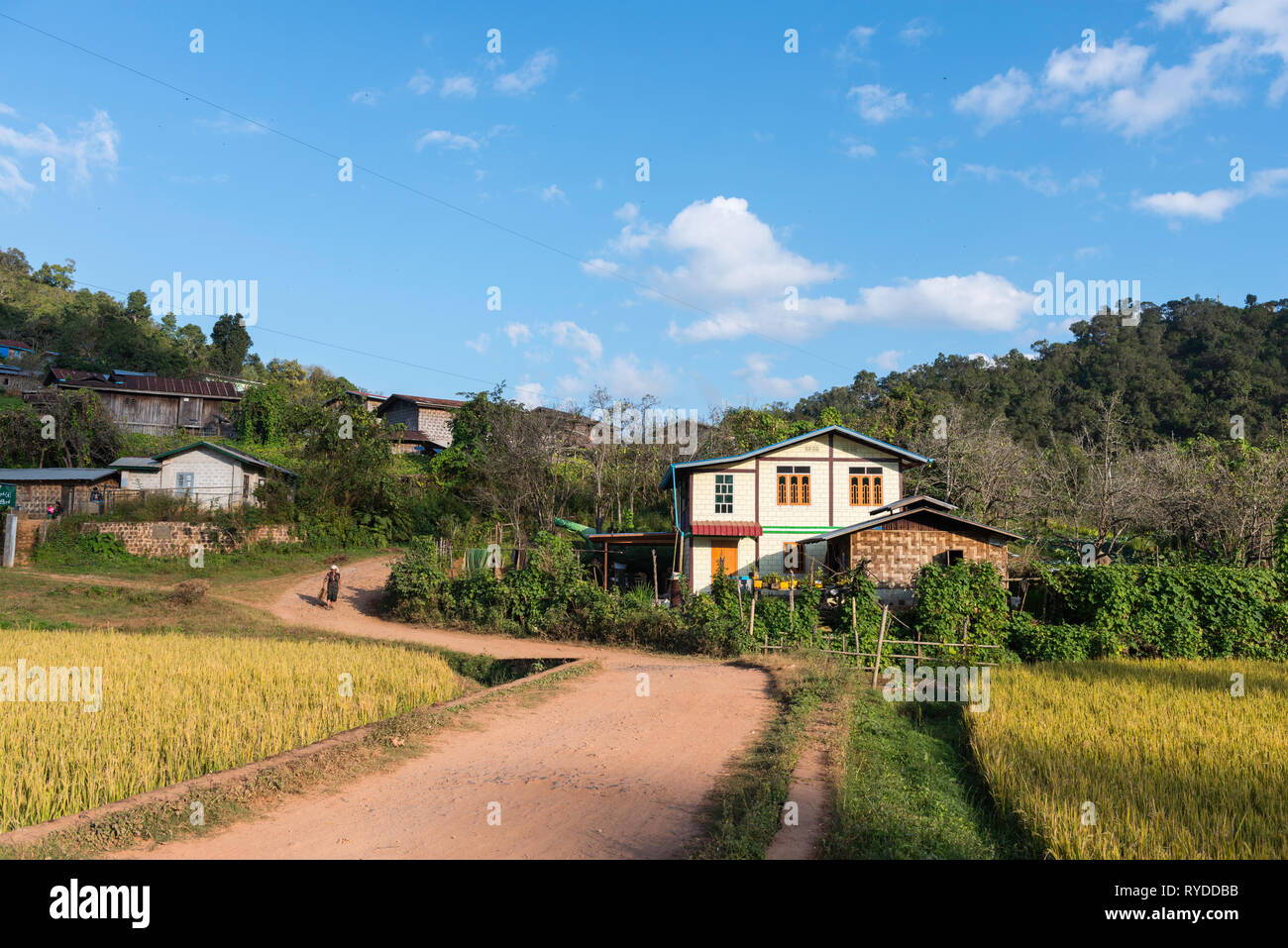 KALAW, MYANMAR - 26 novembre, 2018: ampio angolo immagine del piccolo villaggio con una grande strada tra i campi di riso vicino a Kalaw in Myanmar Foto Stock