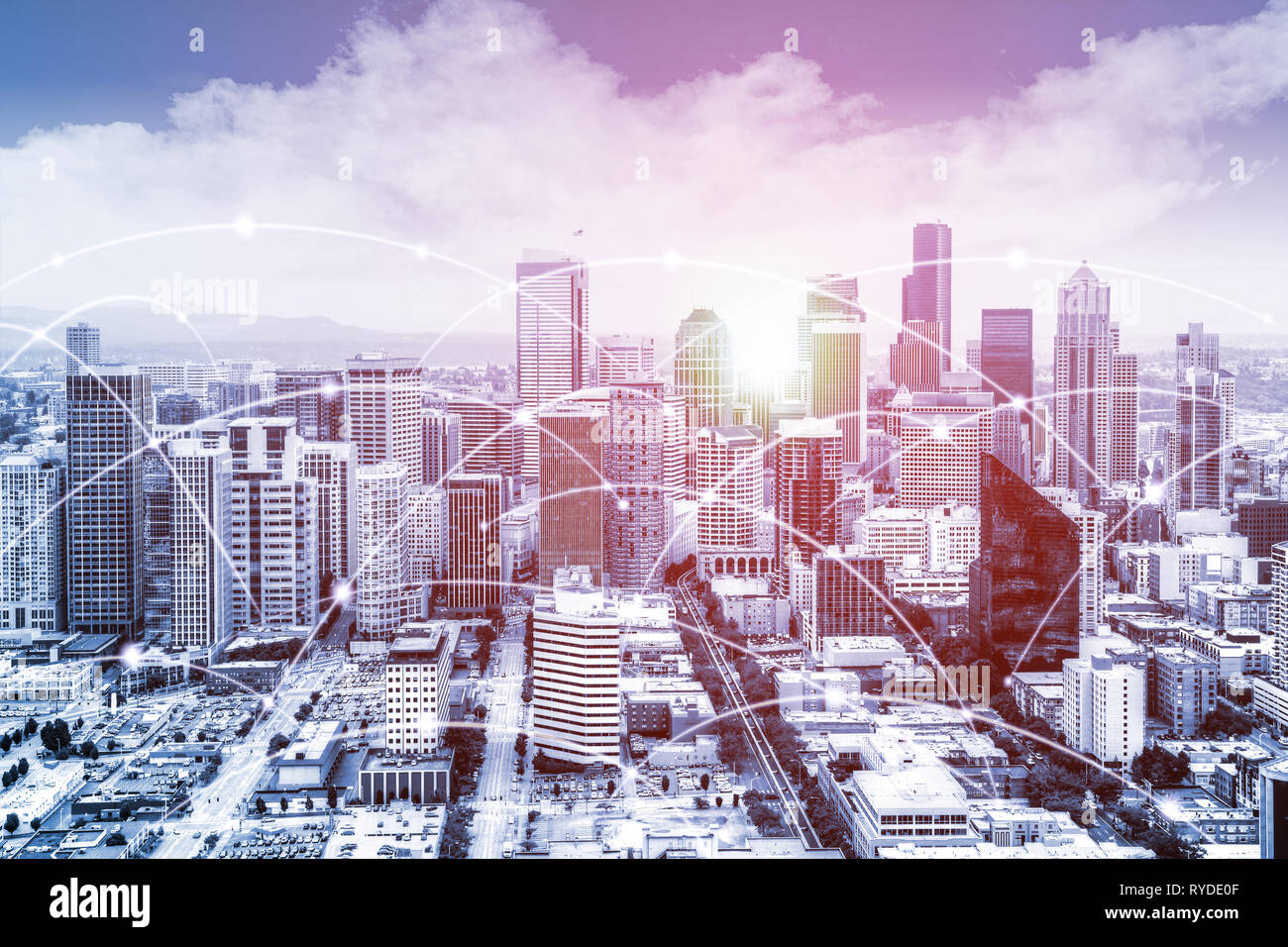 Seattle moderno skyline urbano con dati ad alta velocità a Internet e la rete di comunicazione. Concetto di cyber rete nella grande città con copia spazio. Foto Stock