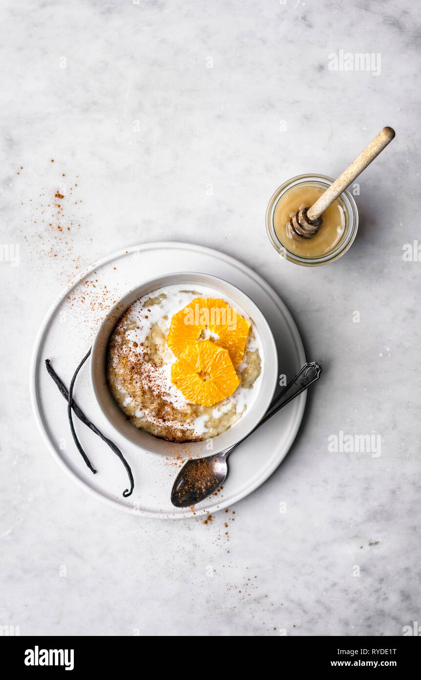 Arancio Vaniglia budino di riso con latte di cocco Foto Stock