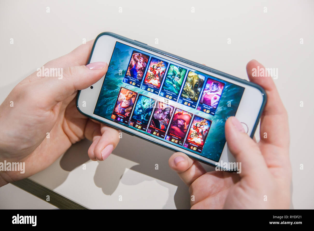 Los Angeles, California, Stati Uniti d'America - 25 Febbraio 2019: mani di uno smartphone con la Lega delle leggende gioco sullo schermo, Editoriale illustrativa Foto Stock
