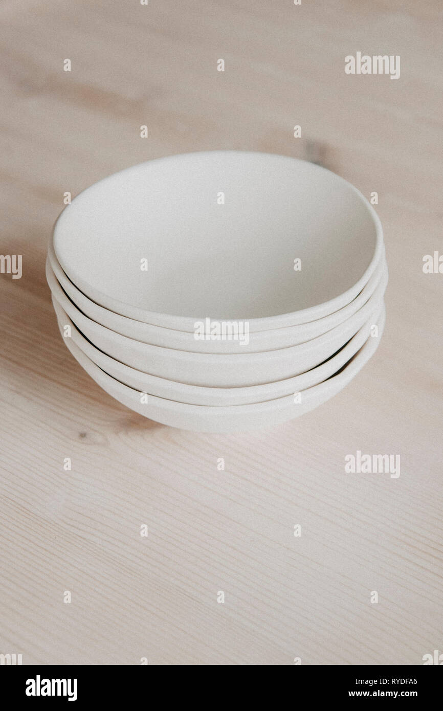 Pila di piastre in ceramica su sfondo accogliente Foto Stock