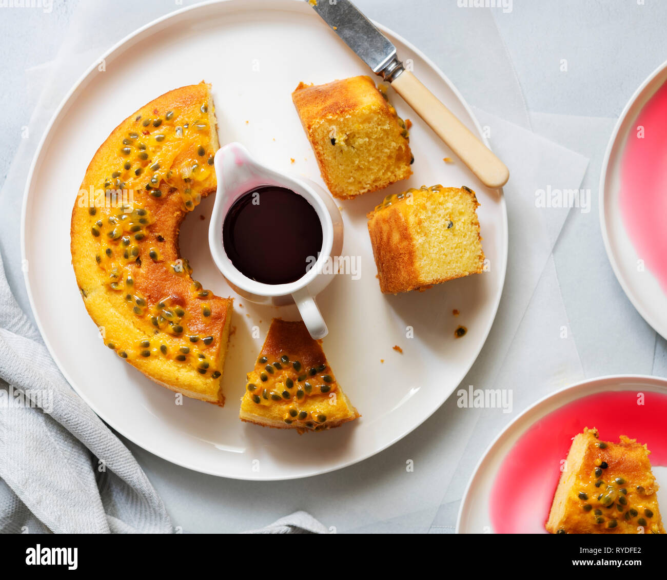 Di granadiglie e yogurt torta con una brocca di sciroppo di rosa canina. Foto Stock