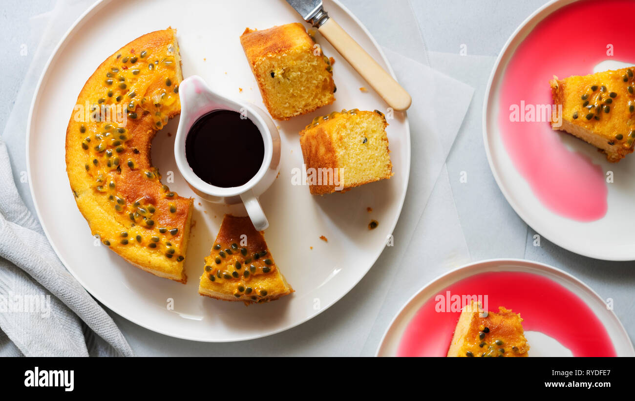 Pezzi di granadiglie e yogurt torta con lo sciroppo di rosa canina. Foto Stock