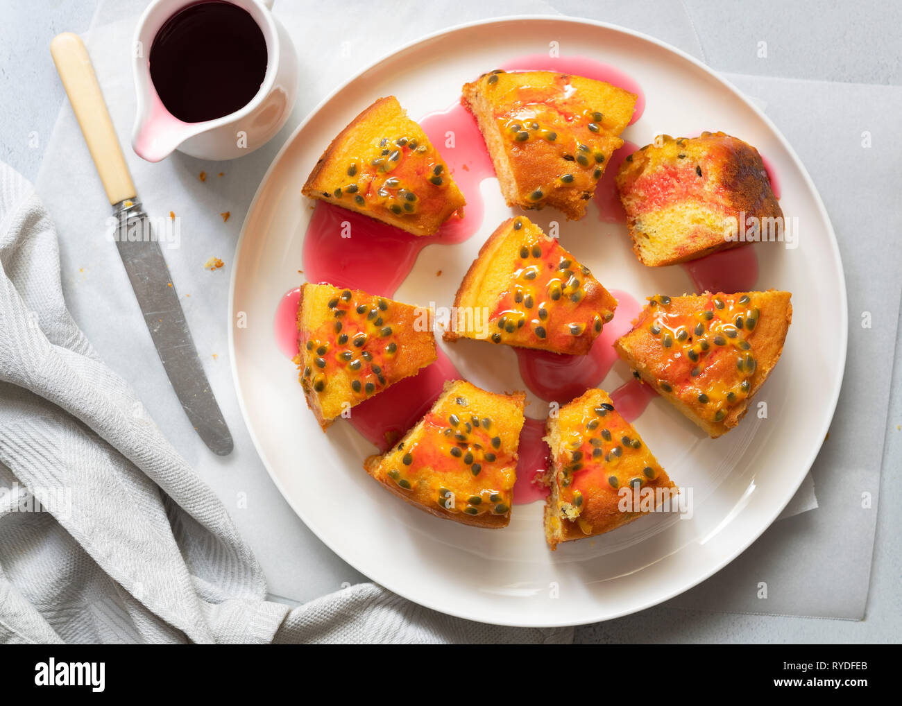 Pezzi di yogurt e di granadiglie torta una spruzzata di sciroppo di rosa canina. Foto Stock