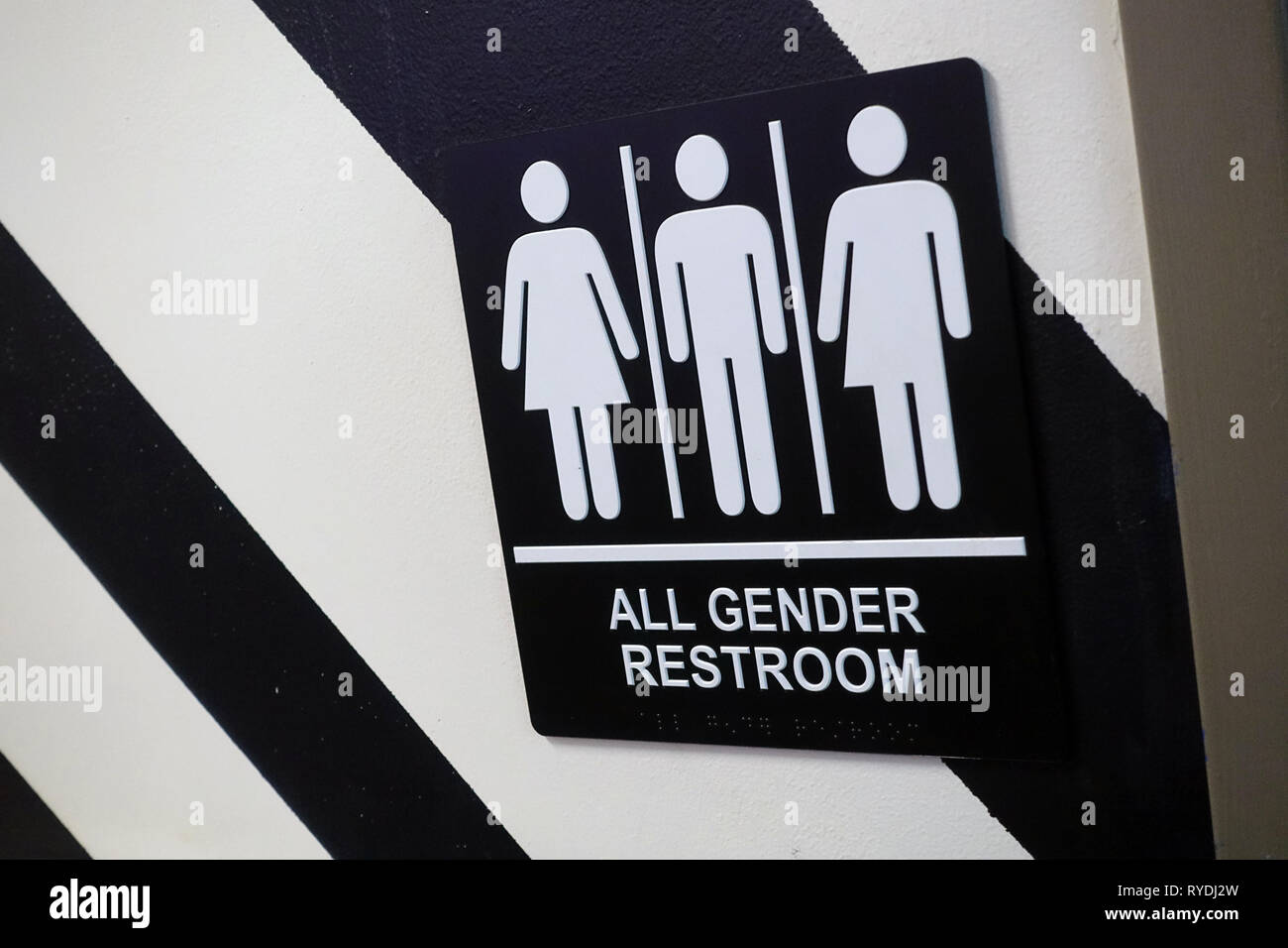 Un bagno transgender firma all'interno di un'arte presentano intitolato Meow Wolf a Santa Fe, New Mexico. Foto Stock