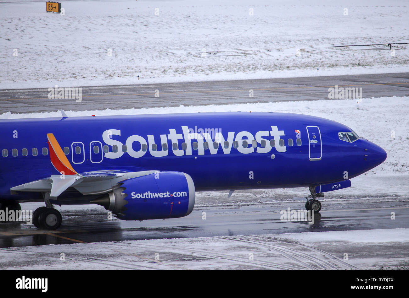 Un Southwest Airlines Boeing 737 max 8 rullaggio al gate dopo l'atterraggio all'Aeroporto Internazionale di Portland (PDX). Foto Stock